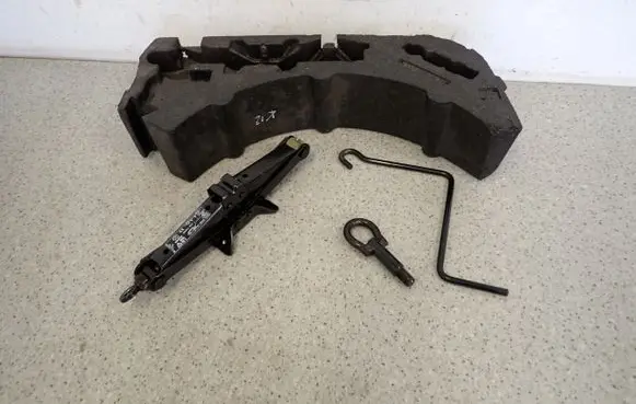 Nissan Micra Spare wheel mounting bracket 