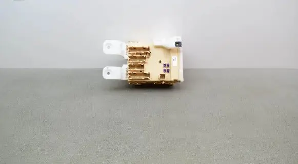 Toyota RAV 4 (XA40) Fuse module 8273042811 8267242190