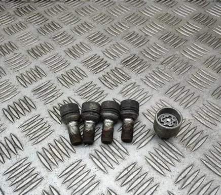 Audi A5 Anti-theft wheel nuts and lock 4F0698139B