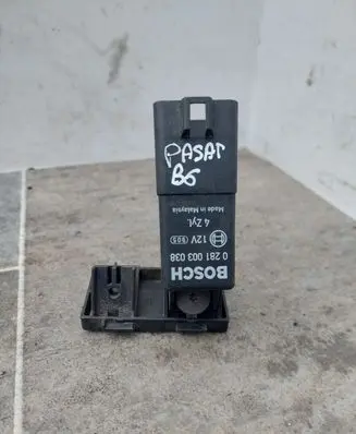 Volkswagen PASSAT B6 Glow plug pre-heat relay 0281003038