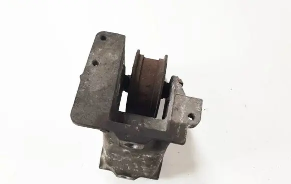 Engine mount vacuum valve