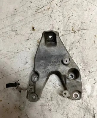 BMW 2 F22 F23 Engine mounting bracket 6864719