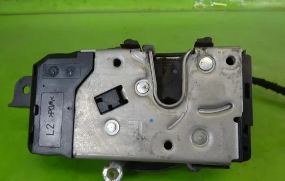 Opel Zafira B Front door lock 13210748