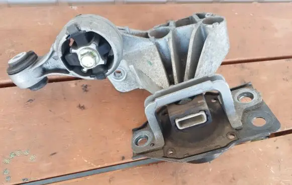 Nissan Qashqai Engine mount bracket 11210jd500