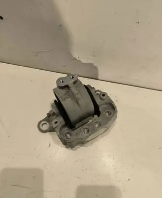 Toyota RAV 4 (XA50) Engine mount bracket