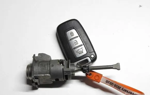 Hyundai ix35 Front door lock (next to the handle) 
