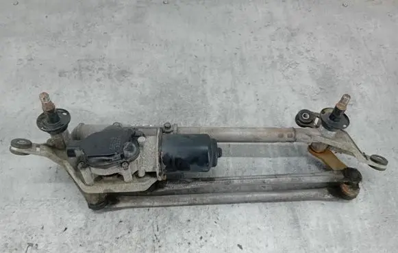 Front wiper linkage