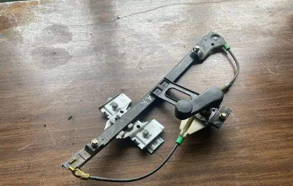 Rear door manual window regulator