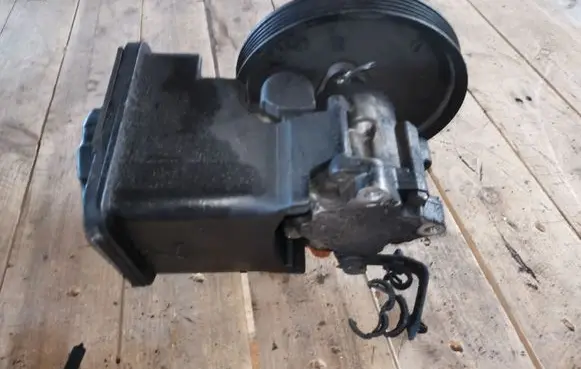 BMW 5 E39 Power steering pump 6754172
