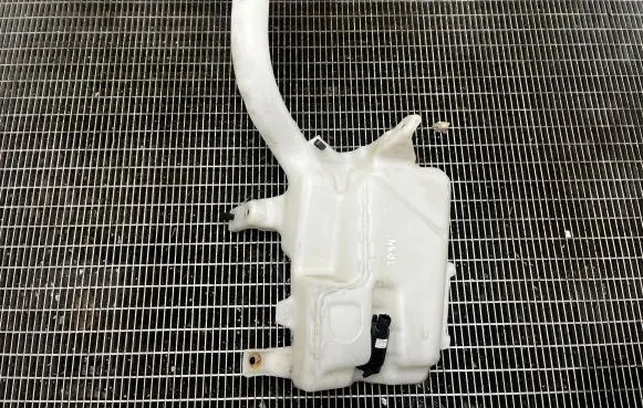 Ford Fusion Windshield washer fluid reservoir/tank DS7317B613BC
