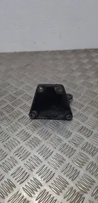 Engine mounting bracket