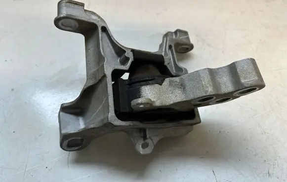 Engine mount bracket