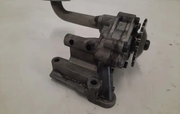 Volkswagen Golf IV Oil pump 038115121A