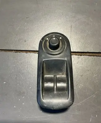 Opel Vivaro Electric window control switch 8200011867