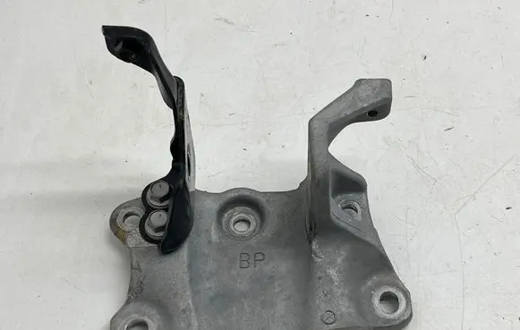 Toyota Highlander XU70 Engine mounting bracket 