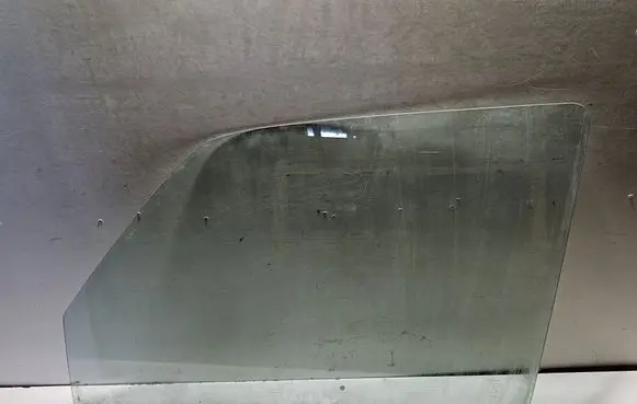 Nissan Patrol Y61 Front door window glass four-door 43R00033