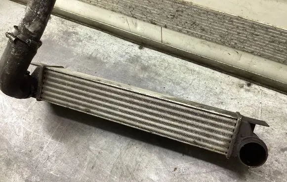 BMW 5 E39 Intercooler radiator 17512247359