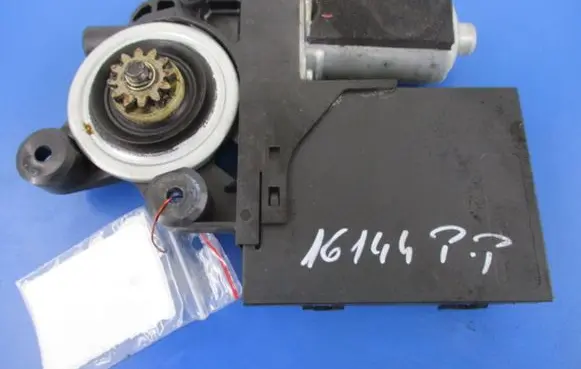 Volvo C30 Front door window regulator with motor