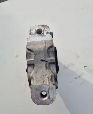 Land Rover Evoque I Engine mount bracket 8070M18