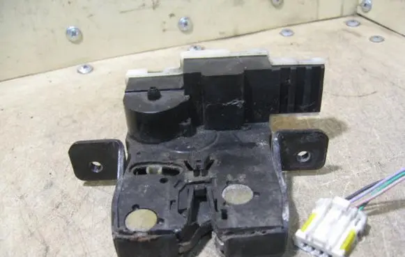 Renault Laguna I Tailgate/trunk/boot lock/catch/latch
