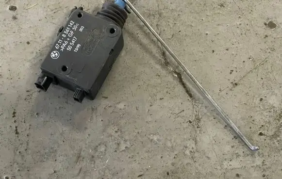 BMW 3 E36 Central locking motor 8361142 505417