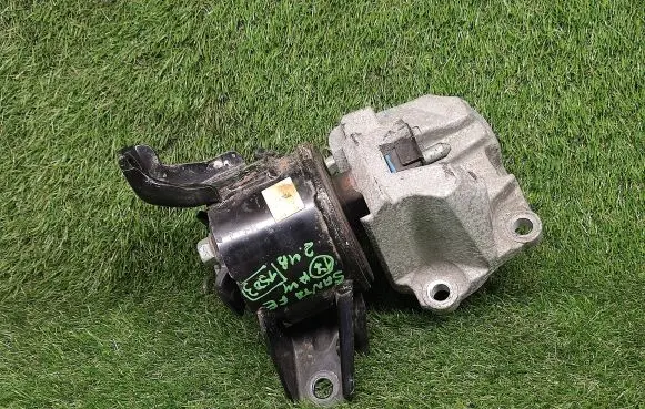 Hyundai Santa Fe Engine mount bracket 218322W000