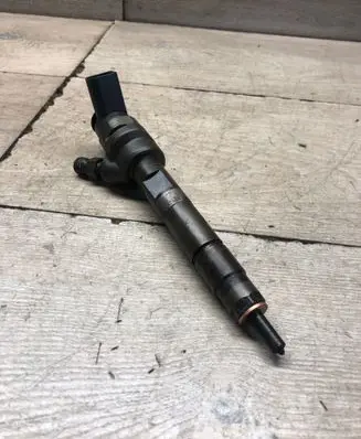 BMW 1 F20 F21 Fuel injector 7798446 28725