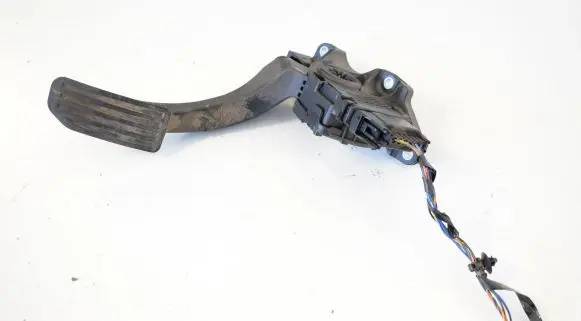 Accelerator throttle pedal