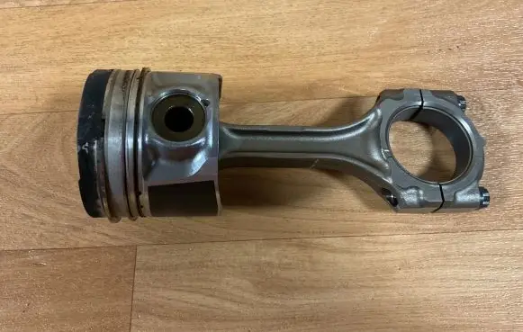 Toyota Avensis T250 Piston with connecting rod