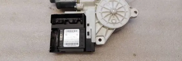 Volkswagen Golf V Front door window regulator motor 1K0959792J 73003100870093