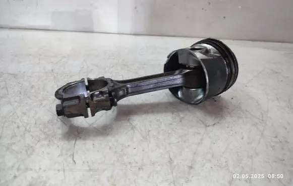 Nissan X-Trail T30 Piston with connecting rod