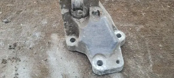 Volvo S60 Engine mounting bracket 8634123
