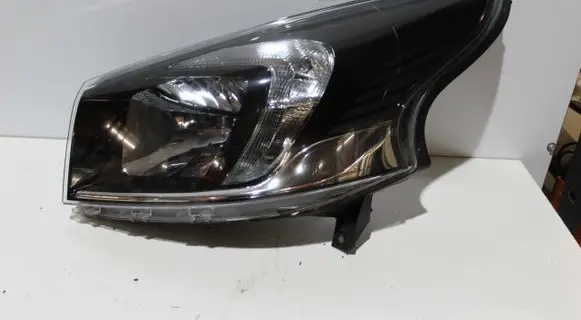 Opel Vivaro Headlight/headlamp 260607359R