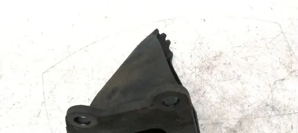 Nissan Pathfinder R51 Engine mounting bracket
