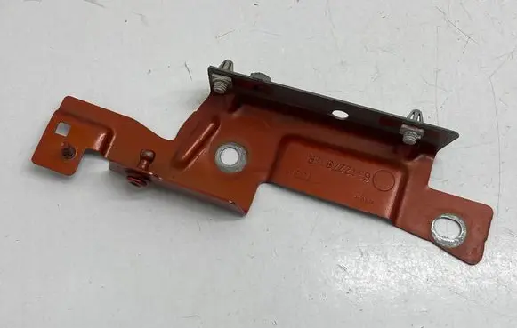 Renault Captur Fender mounting bracket 631227839R