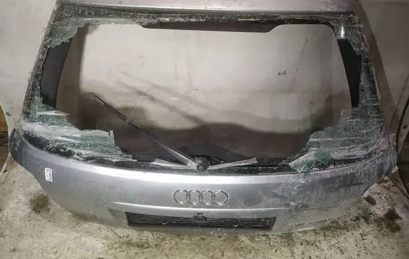 Audi A4 S4 B5 8D Tailgate/trunk/boot lid pilkas