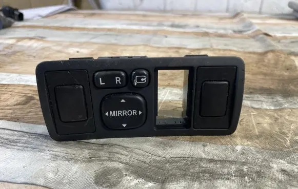 Toyota Avensis T250 Wing mirror switch 183575