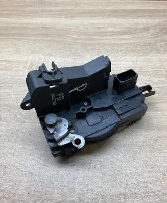 Opel Vectra C Front door lock 24447342