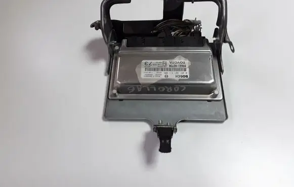 Toyota Corolla E120 E130 Engine control unit/module 8966102730