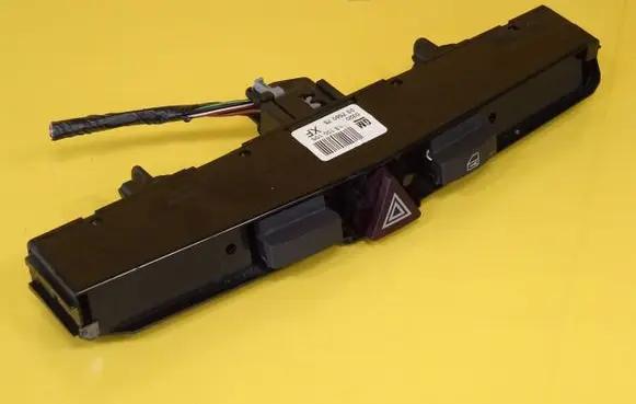 Opel Zafira B Hazard light switch 13100105