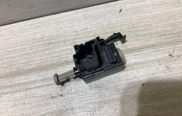 Ford Kuga II Clutch pedal sensor 6G9T11A152AA