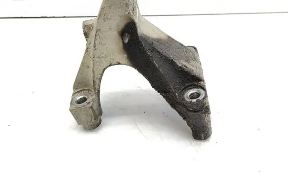 Honda Legend III KA9 Engine mounting bracket