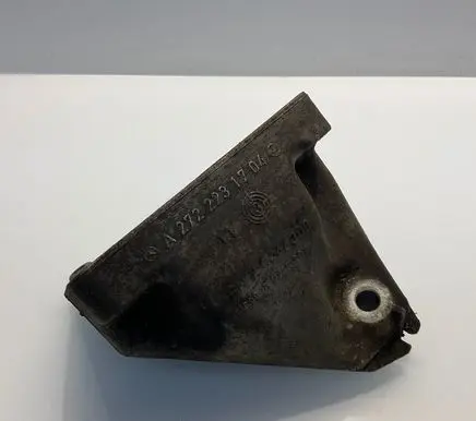 Mercedes-Benz CLS C219 Engine mounting bracket A2722231704 2722231704