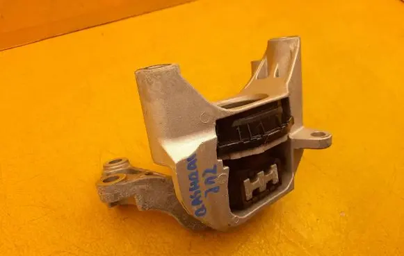 Nissan Qashqai J12 Engine mounting bracket