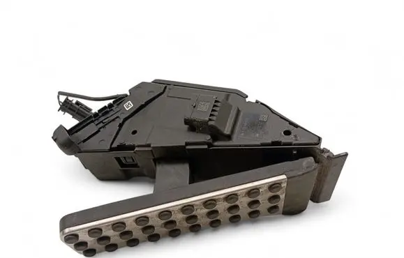 Accelerator throttle pedal