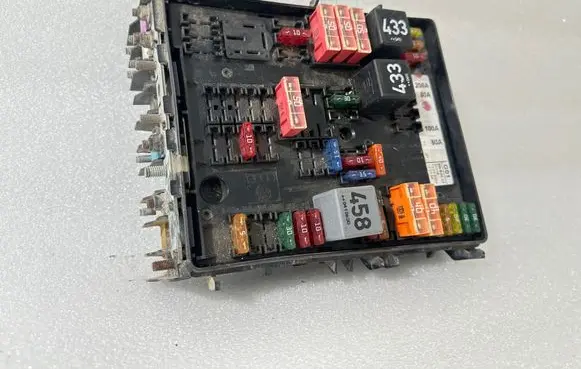 Volkswagen Golf V Fuse module 1K0937124H