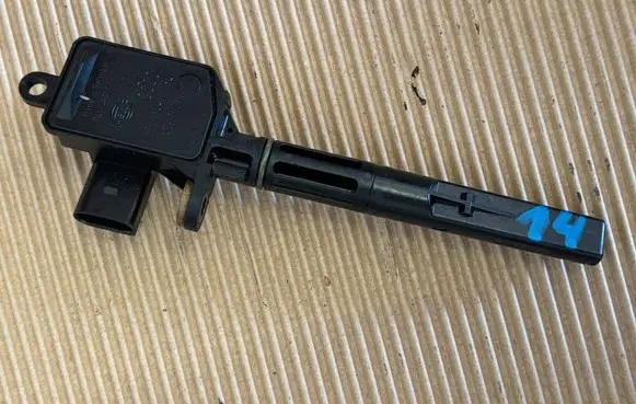 Volkswagen Polo IV 9N3 Oil level sensor 045907660C A666F35 00813400