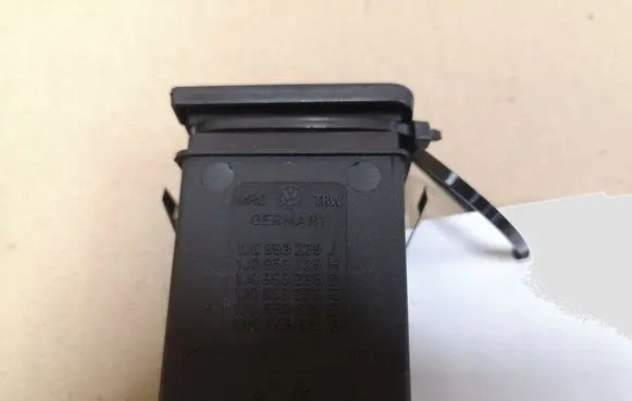 Volkswagen Golf IV Windscreen/window heater switch 1J0953235