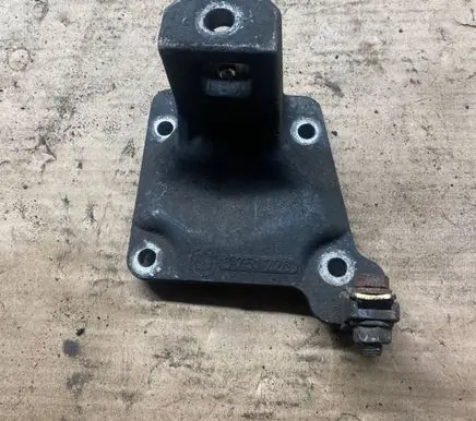 BMW 5 E39 Engine mounting bracket 6751226