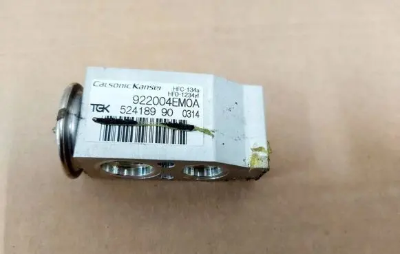 Nissan Qashqai Air conditioning (A/C) expansion valve 922004EM0A